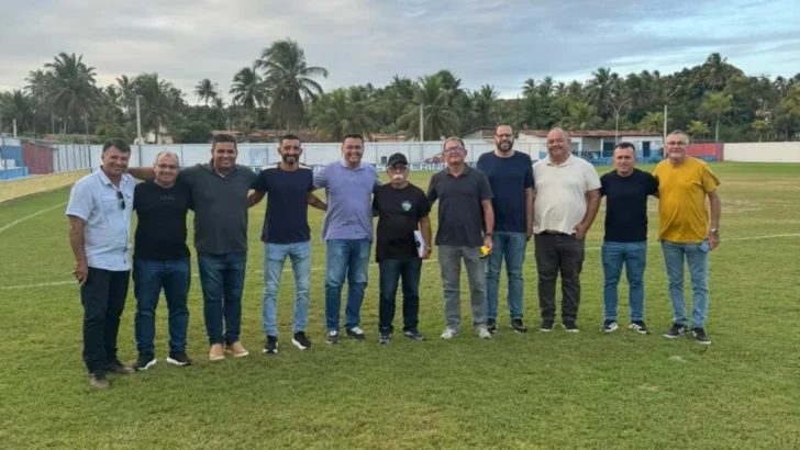 Grupo de pessoas reunido no gramado do Estádio Municipal Severino Umbelino, em Nísia Floresta