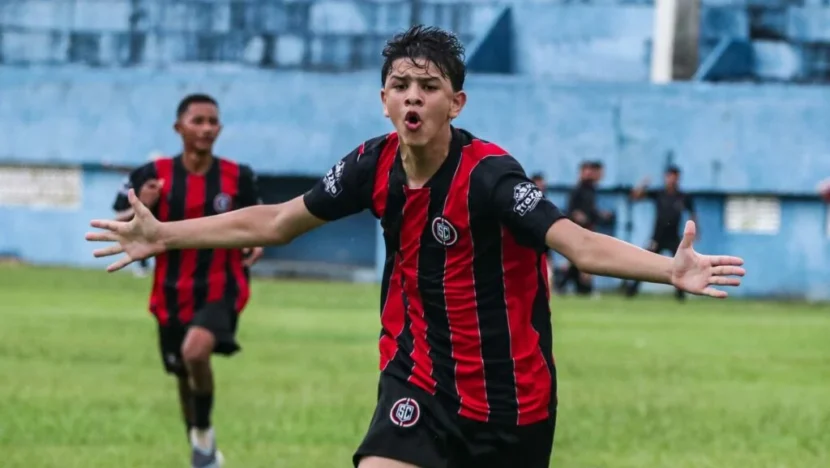 Jogador do Santa Cruz de Natal comemora durante partida de futebol das categorias de base