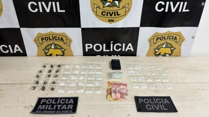 Agentes apreenderam 45 porções de cocaína, 15 de haxixe, balança de precisão, celulares e dinheiro - Foto: Reprodução/Polícia Civil
