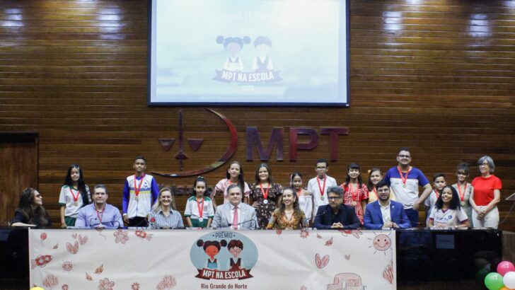 Grupo de estudantes e adultos reunido durante cerimônia de premiação do MPT na Escola 2026