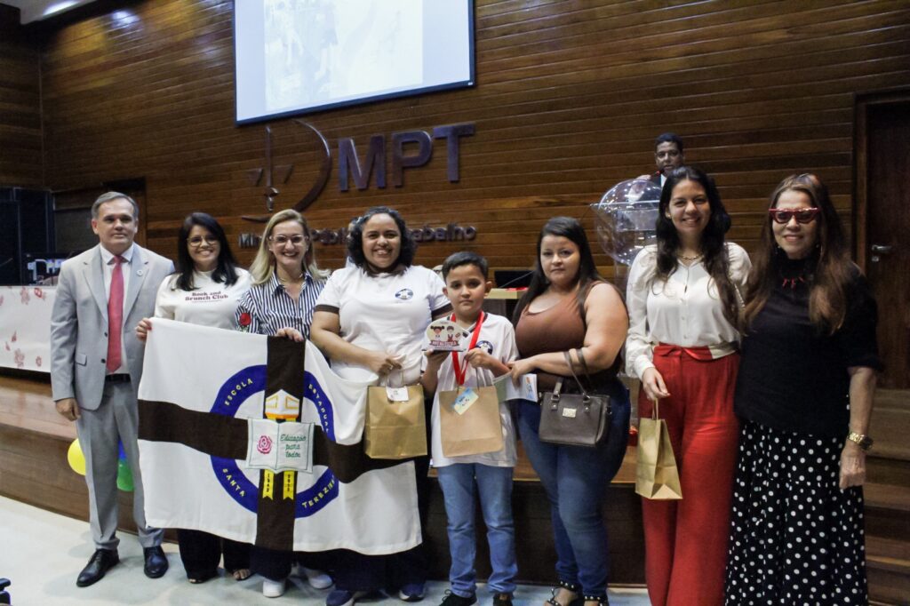 Grupo de estudantes e adultos reunido durante cerimônia de premiação do MPT na Escola 2026