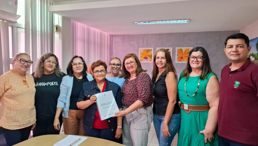 Grupo de profissionais reunido em sala durante apresentação de documento sobre diretrizes para Literatura de Cordel no Rio Grande do Norte