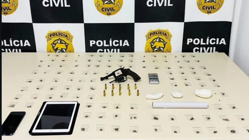 Polícia Civil apreendeu maconha, um revólver calibre .38, dez munições e uma balança em apartamento no bairro Santa Tereza, em Parnamirim - Foto: Divulgação/ PCRN