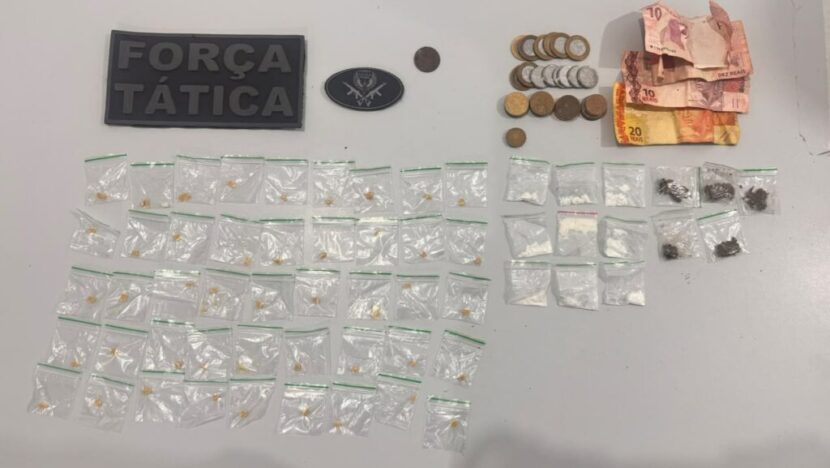 Pequenas embalagens com diferentes substâncias, cédulas e moedas aparecem dispostas sobre uma superfície ao lado de identificações da Força Tática