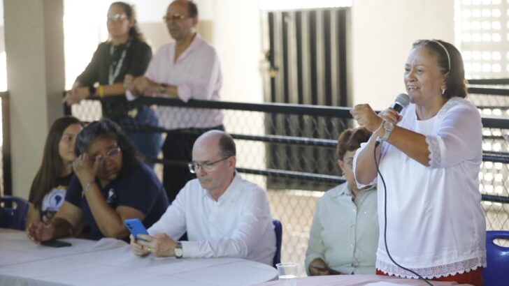 Mulher fala ao microfone durante atividade com estudantes e integrantes da comunidade escolar na Escola Estadual Professor Hermógenes Nogueira da Costa, em Mossoró