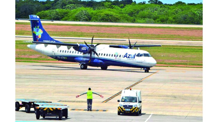 Avião da companhia Azul no aeroporto de Mossoró