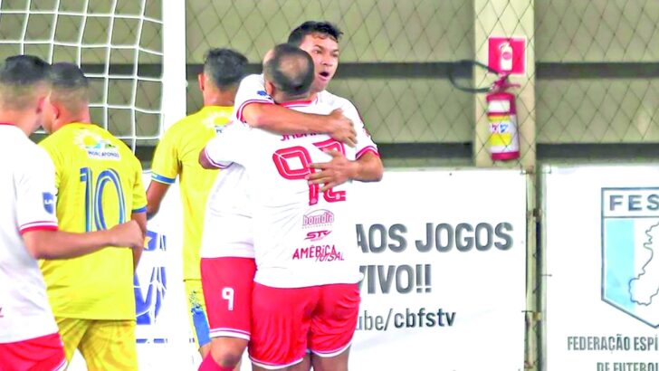 Jogadores do América comemoram durante partida de futsal