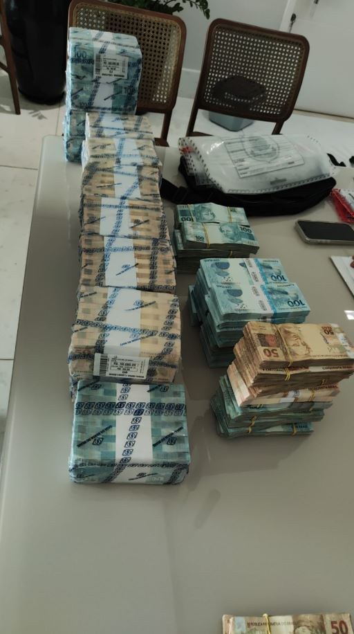 Maços de dinheiro apreendidos pela Polícia Federal durante a Operação Sem Lastro