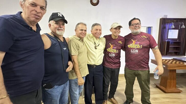 Luiz Almir com participantes de festa no Clube Atlântico