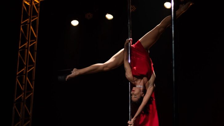 Artistas apresentam número de pole dance no espetáculo O Retorno de Maria Boa
