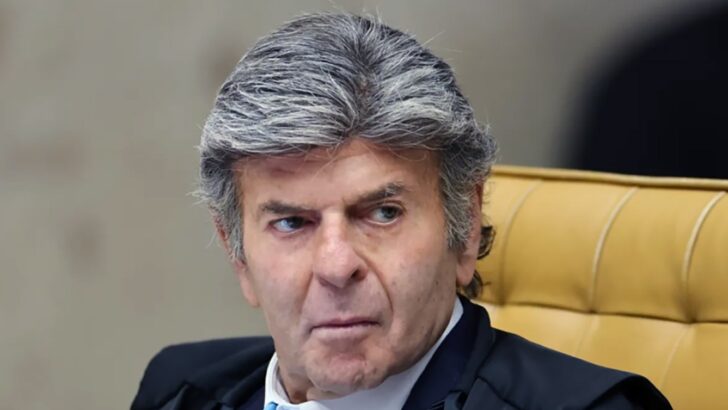 Homem de cabelos grisalhos e toga preta sentado na bancada do Supremo Tribunal Federal