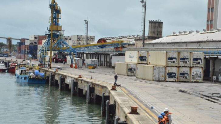 Cais do Porto de Natal com guindaste, contêineres e embarcações atracadas às margens do Rio Potengi