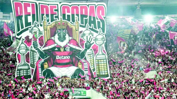Arquibancada lotada exibe mosaico gigante com um leão sentado em trono