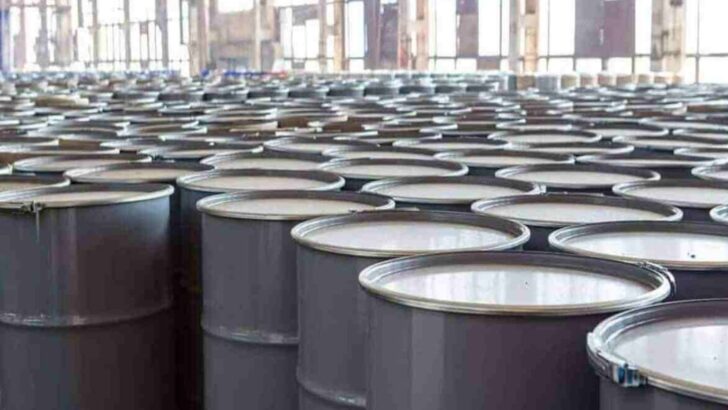 Fileiras de tambores metálicos de petróleo alinhados
