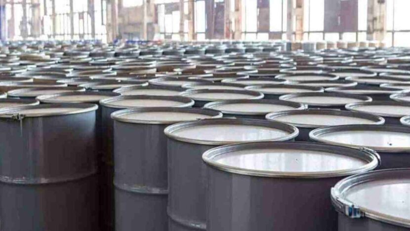 Fileiras de tambores metálicos de petróleo alinhados