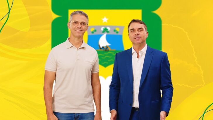 Dois homens posam lado a lado diante de fundo amarelo com a bandeira do RN