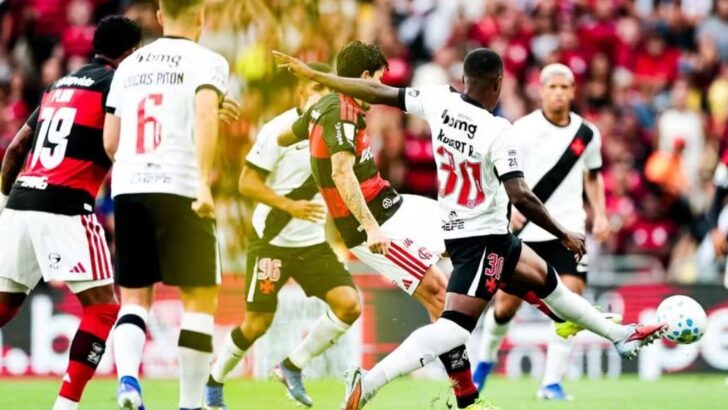 Jogadores do Vasco e do Flamengo disputam a bola em clássico no Maracanã lotado