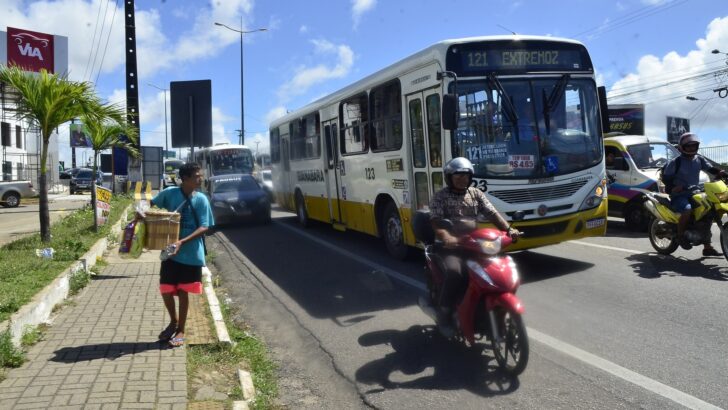 Ônibus urbano trafega em faixa exclusiva sinalizada em avenida de Natal