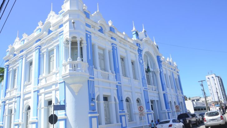 Fachada azul e branca do prédio histórico da Prefeitura do Natal, em dia de céu limpo
