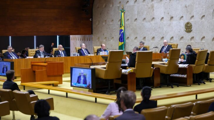 Ministros sentados na bancada do plenário do Supremo Tribunal Federal durante sessão
