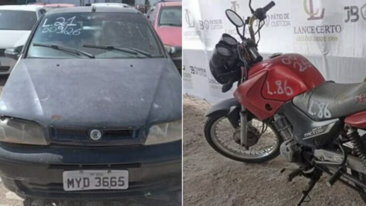 Montagem mostra carro e motocicleta com números de lote pintados, em pátio de leilão