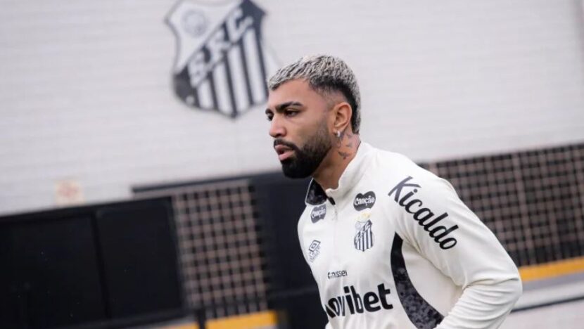 Gabigol, de uniforme branco do Santos, em campo durante partida