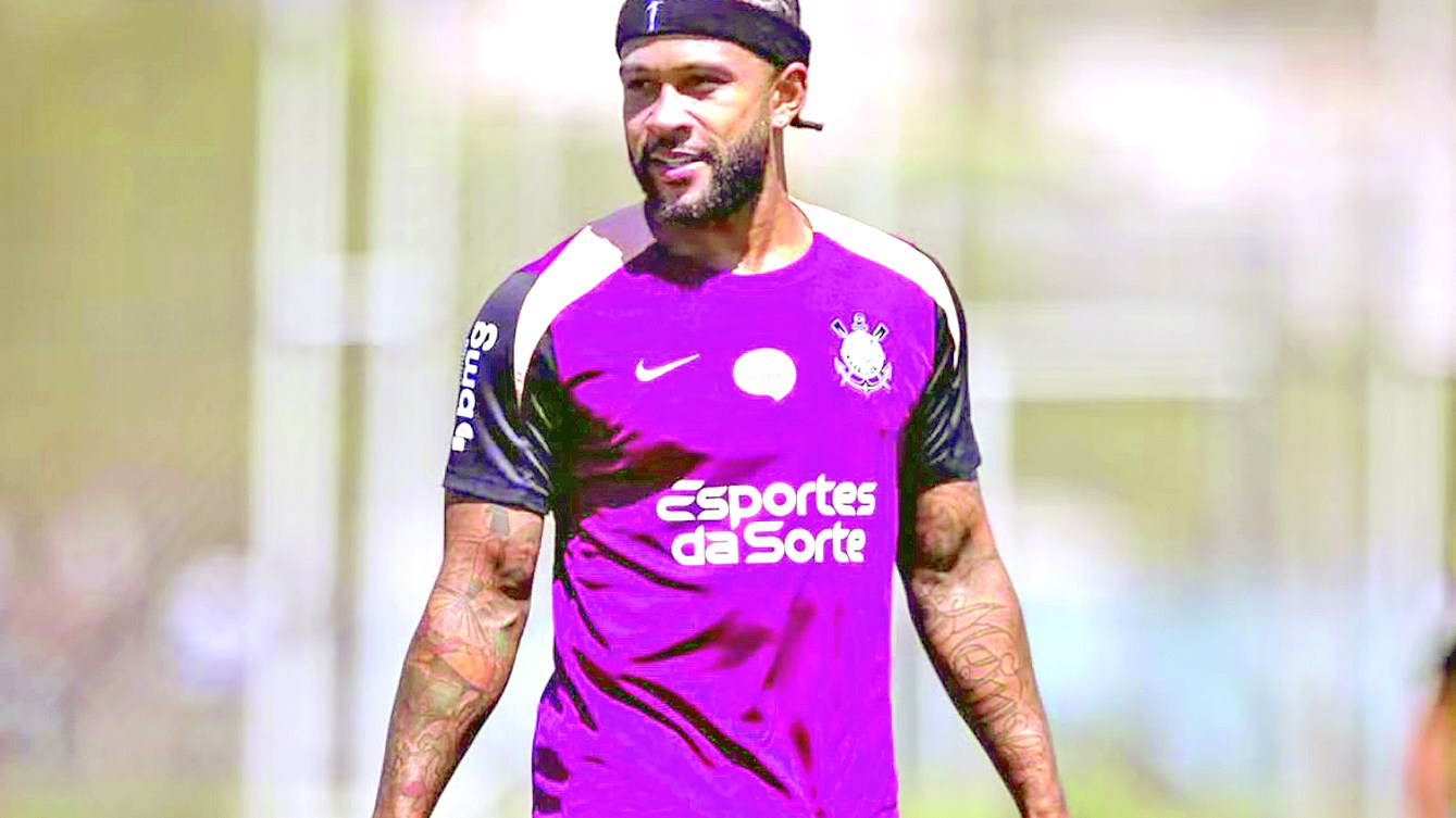 Memphis Depay, de uniforme roxo do Corinthians, durante partida