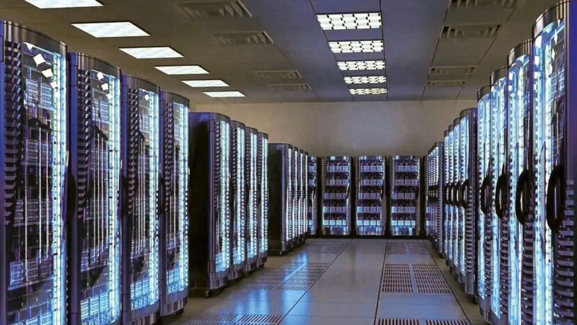 Corredor entre fileiras de servidores iluminados em sala de data center