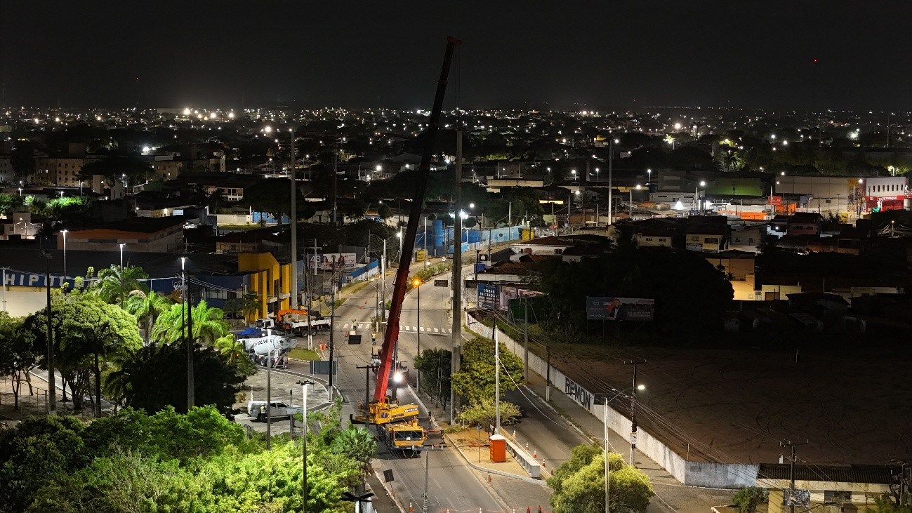 Obra de linha de transmissão durante a noite no Rio Grande do Norte