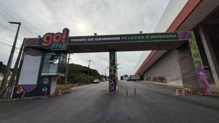 Pórtico colorido com a marca GO!RN na entrada do Centro de Convenções