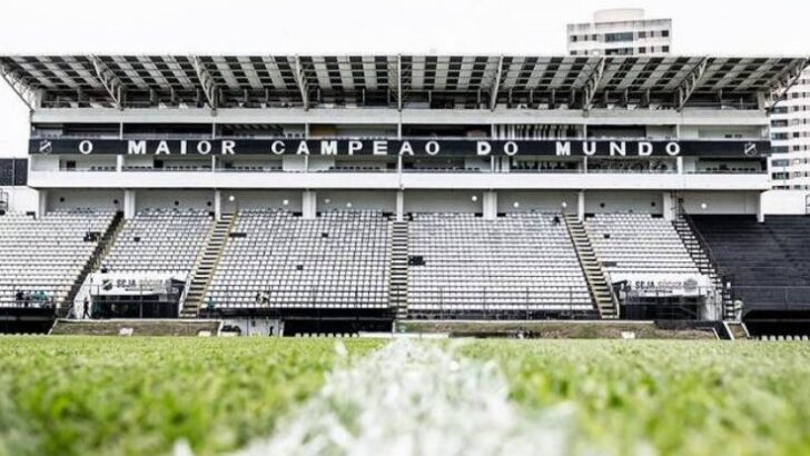 Arquibancada do estádio Frasqueirão com a frase "O maior campeão do mundo", vista do gramado