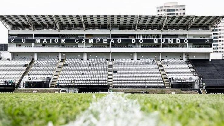 Arquibancada do estádio Frasqueirão com a frase "O maior campeão do mundo", vista do gramado