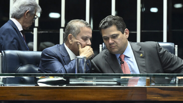 Rogério Marinho e Davi Alcolumbre conversam na mesa do plenário do Senado