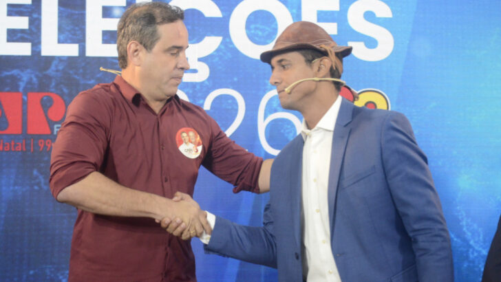 Cadu de Lula e Allyson Bezerra apertam as mãos diante do painel do debate Eleições 2026