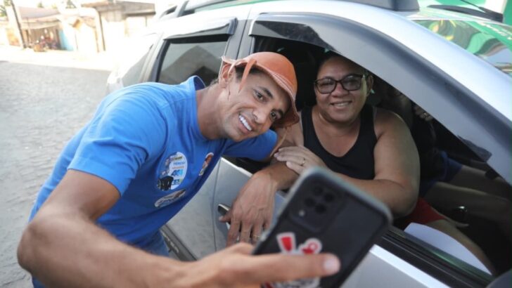 Allyson Bezerra posa para foto com eleitora durante ato de campanha no Rio Grande do Norte