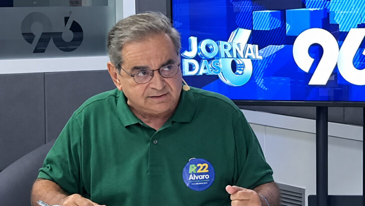 Álvaro Dias durante entrevista em estúdio de rádio