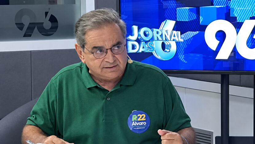 Álvaro Dias durante entrevista em estúdio de rádio