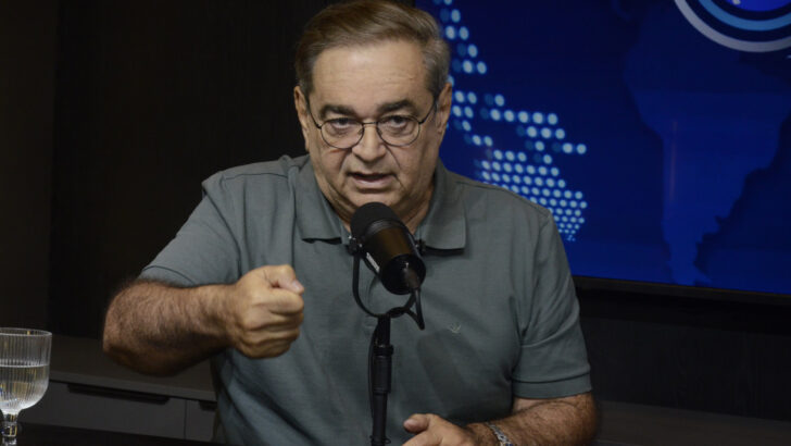 Álvaro Dias fala diante de microfone durante entrevista em estúdio