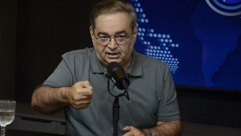 Álvaro Dias fala diante de microfone durante entrevista em estúdio