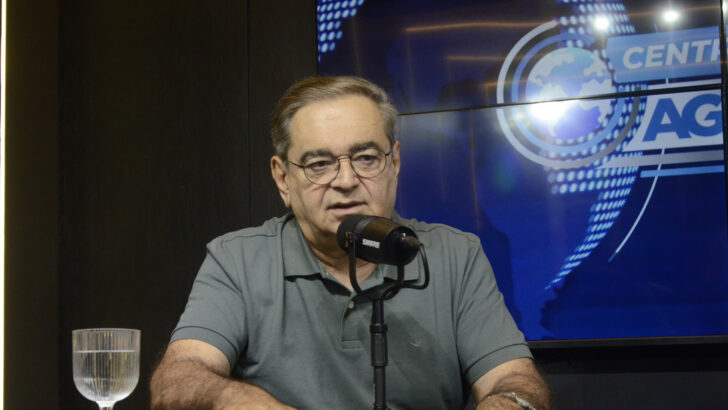 Álvaro Dias fala ao microfone durante entrevista em estúdio