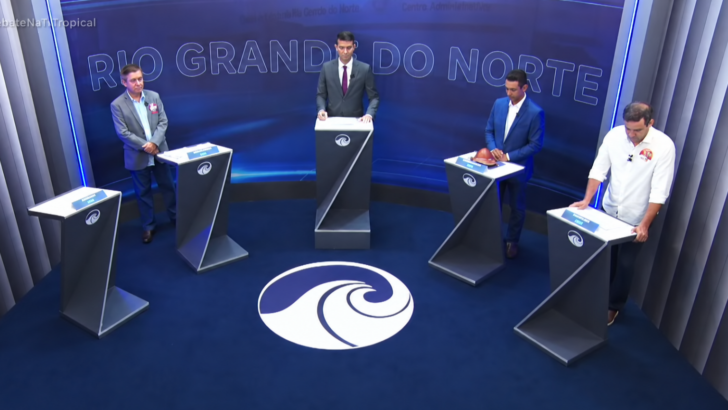 Púlpito vazio de Álvaro Dias durante debate da TV Tropical com os demais candidatos