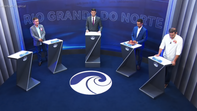 Púlpito vazio de Álvaro Dias durante debate da TV Tropical com os demais candidatos