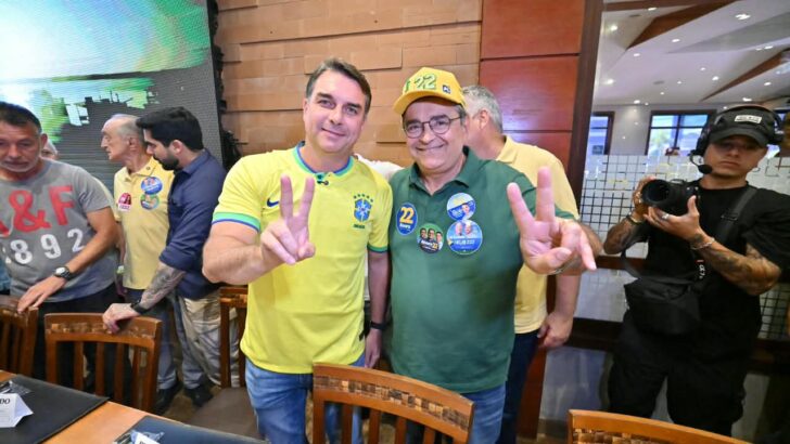 Flávio Bolsonaro e Álvaro Dias durante almoço em Natal