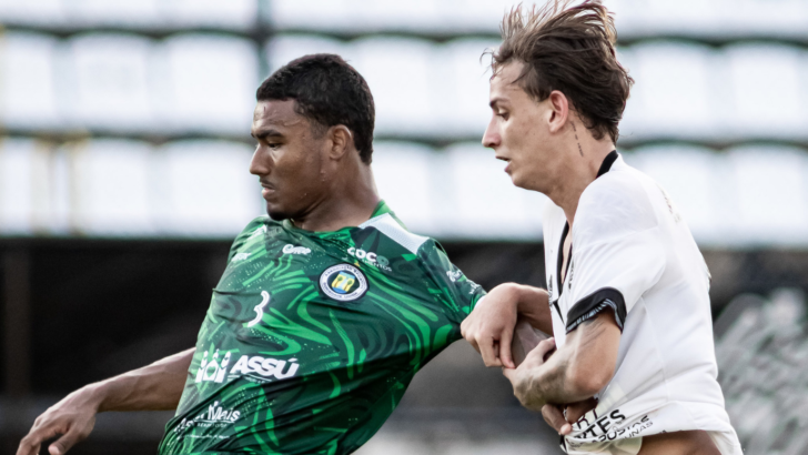 Jogadores de ABC e Assu disputam bola em jogo realizado no dia 9