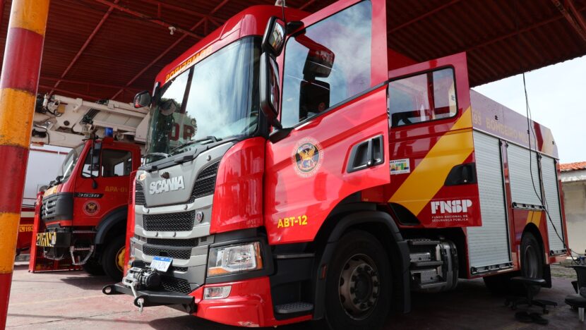Caminhões do Corpo de Bombeiros Militar do Rio Grande do Norte estacionados em unidade da corporação
