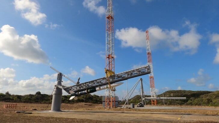 Foguete VS-30 instalado na plataforma de lançamento do Centro de Lançamento da Barreira do Inferno