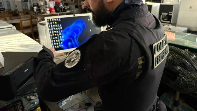 Policial federal realiza diligência em estabelecimento com equipamentos eletrônicos