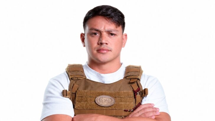 Cabo Deyvison de braços cruzados, usando colete de proteção