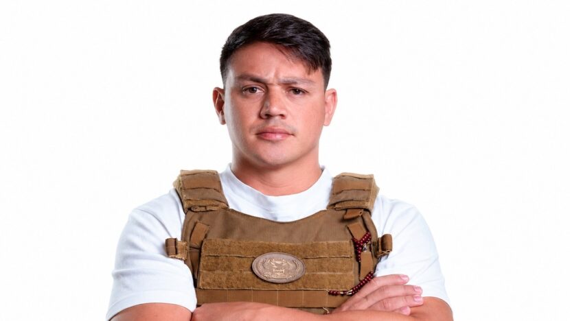 Cabo Deyvison de braços cruzados, usando colete de proteção