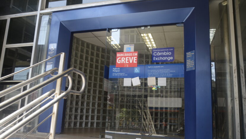 Entrada de agência da Caixa com aviso de bancários em greve